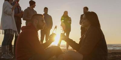 amigos divirtiéndose en la playa el día de otoño foto