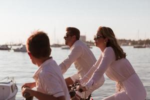 pareja mayor disfrutando de una hermosa mañana juntos montando en bicicleta junto al mar. enfoque selectivo foto