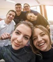 jóvenes estudiantes felices haciendo selfie foto