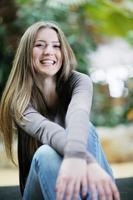 Retrato de una mujer joven y bella foto