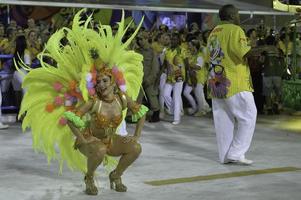 rio, brasil - 12 de febrero de 2018 - desfile de la escuela de samba en sambodromo. río grande foto