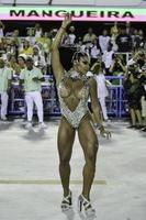 rio, brasil - 12 de febrero de 2018 - desfile de la escuela de samba en sambodromo. mangueira foto