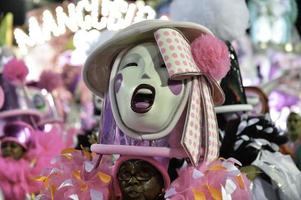 rio, brasil - 12 de febrero de 2018 - desfile de la escuela de samba en sambodromo. mangueira foto