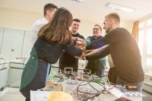 estudiantes celebrando proyecto terminado con éxito foto