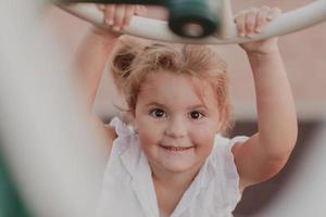 una niña con ropa moderna de verano jugando en el parque en verano. enfoque selectivo foto