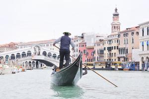 venecia italia, conductor de góndola en gran canal foto