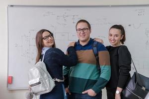 retrato de jóvenes estudiantes frente a la pizarra foto