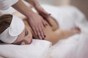 mujer recibiendo un masaje en la espalda foto