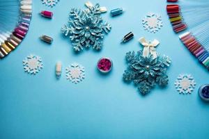 vista superior del equipo de manicura y pedicura sobre fondo azul de navidad foto
