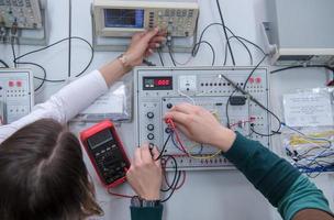 estudiantes practicando en la vista superior del aula electrónica foto