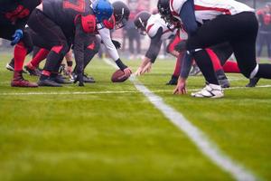 jugadores profesionales de fútbol americano listos para comenzar foto