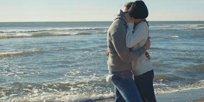 pareja divirtiéndose en un hermoso día de otoño en la playa foto