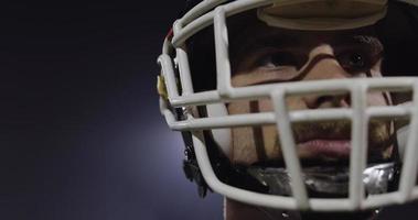 primer plano, retrato, de, jugador de fútbol americano foto