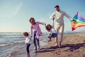 familia feliz disfrutando de las vacaciones durante el día de otoño foto