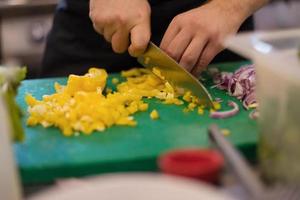 chef cortando verduras frescas y deliciosas foto