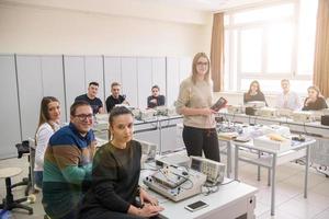 estudiantes practicando en el aula electrónica foto