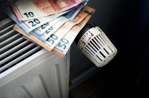 control de los costes de calefacción - control de radiadores y billetes de euros en la calefacción central foto