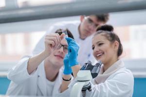 grupo de jóvenes estudiantes de medicina investigando foto