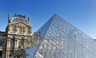 louvre museum in paris photo