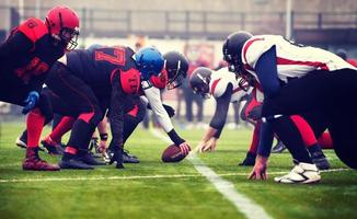 jugadores profesionales de fútbol americano listos para comenzar foto