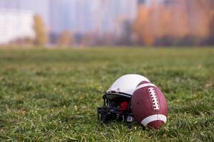 pelota y casco de futbol americano foto