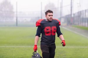 confiado jugador de fútbol americano saliendo del campo foto