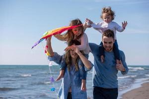 familia feliz disfrutando de las vacaciones durante el día de otoño foto