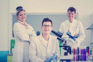 grupo de jóvenes estudiantes de medicina investigando foto