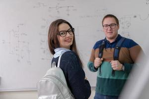 retrato de jóvenes estudiantes frente a la pizarra foto