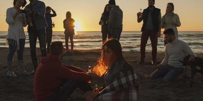 amigos divirtiéndose en la playa el día de otoño foto