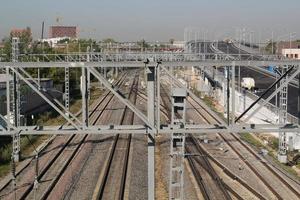 vías de cruce de la línea ferroviaria. viajes en ferrocarril, concepto de turismo.transporte. detalle de hierro sobre piedras oscuras. pesado paisaje industrial. desarrollo de infraestructura moderna de tecnología. de cerca foto