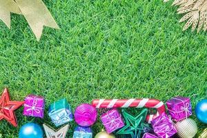 decoración navideña sobre hierba verde con espacio de copia foto