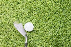 pelota de golf antes de golpear con el palo de golf foto