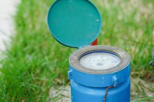 medidor de agua con tubería y válvula de latón conexión sellada instalar para contar la medición para el pago de la factura mensual en el hogar. foto