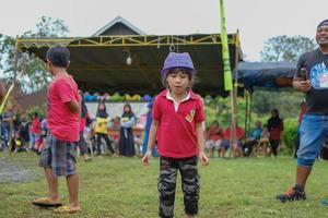 blitar, indonesia - 11 de septiembre de 2022 una hermosa niña que está un poco tensa participa en un concurso para celebrar el día de la independencia de indonesia en blitar foto