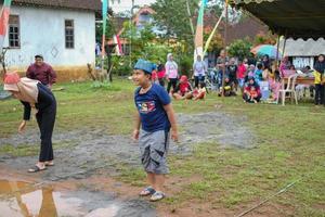 blitar, indonesia - 11 de septiembre de 2022 un niño pequeño que está muy feliz de participar en un concurso para celebrar el día de la independencia de indonesia en blitar foto