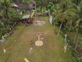 vista aérea del campo de competencia de escalada de areca con condiciones después de la lluvia foto