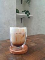 vaso de macchiato de caramelo salado con hielo. foto