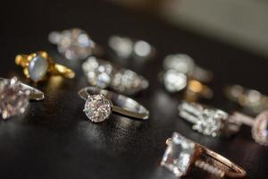 Anillos de diamantes de joyería sobre fondo negro de cerca foto