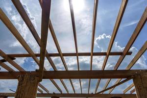 la estructura de la casa de madera está en construcción reflejando la luz del sol. foto