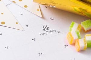 pastel de escritura en el calendario feliz cumpleaños foto