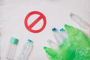 no hay concepto de reciclaje de plástico, las botellas de plástico se apilan para reciclar sobre fondo blanco foto