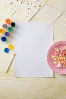 concepto de gestión y organización de fiestas con dulces, confeti y páginas en blanco. celebración creativa plana con espacio de copia. foto