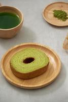 pastel alemán, té verde baumkuchen con café con leche foto