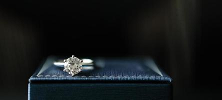 anillo de diamantes de boda en joyero foto
