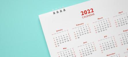 página de calendario 2022 sobre fondo azul concepto de reunión de cita de planificación empresarial foto