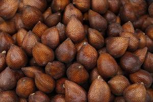 healthy and fresh snakefruit neatly arranged for sale in the market. healthy and fresh fruit background photo