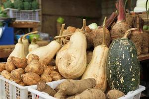 variedad de batatas frescas y saludables en el mercado tradicional. fondo vegetal colorido foto