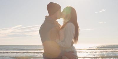 pareja divirtiéndose en un hermoso día de otoño en la playa foto