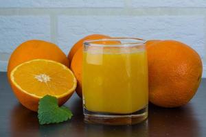 plato de jugo de naranja foto